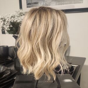 Short Wavy Bob Wig in Honey Blonde with Subtle Highlights
